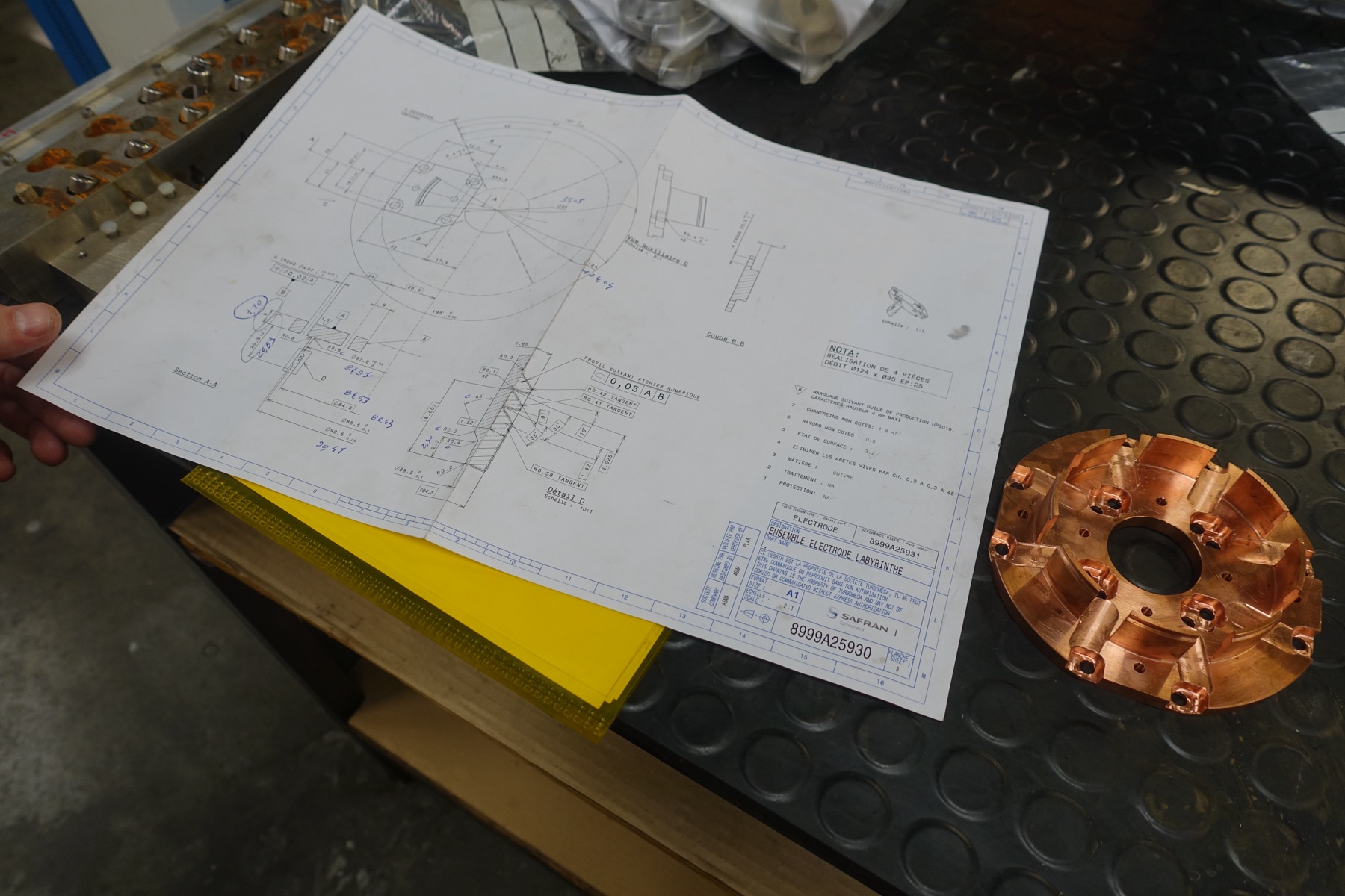 Plan technique d'une pièce d'électroérosion et la pièce en cuivre usinée correspondante